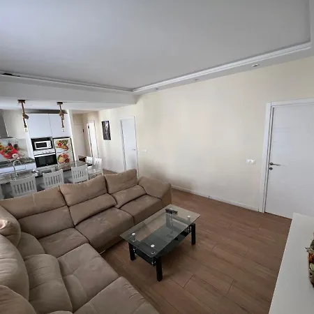 Genuar 3 Bedroom Close To Apartment